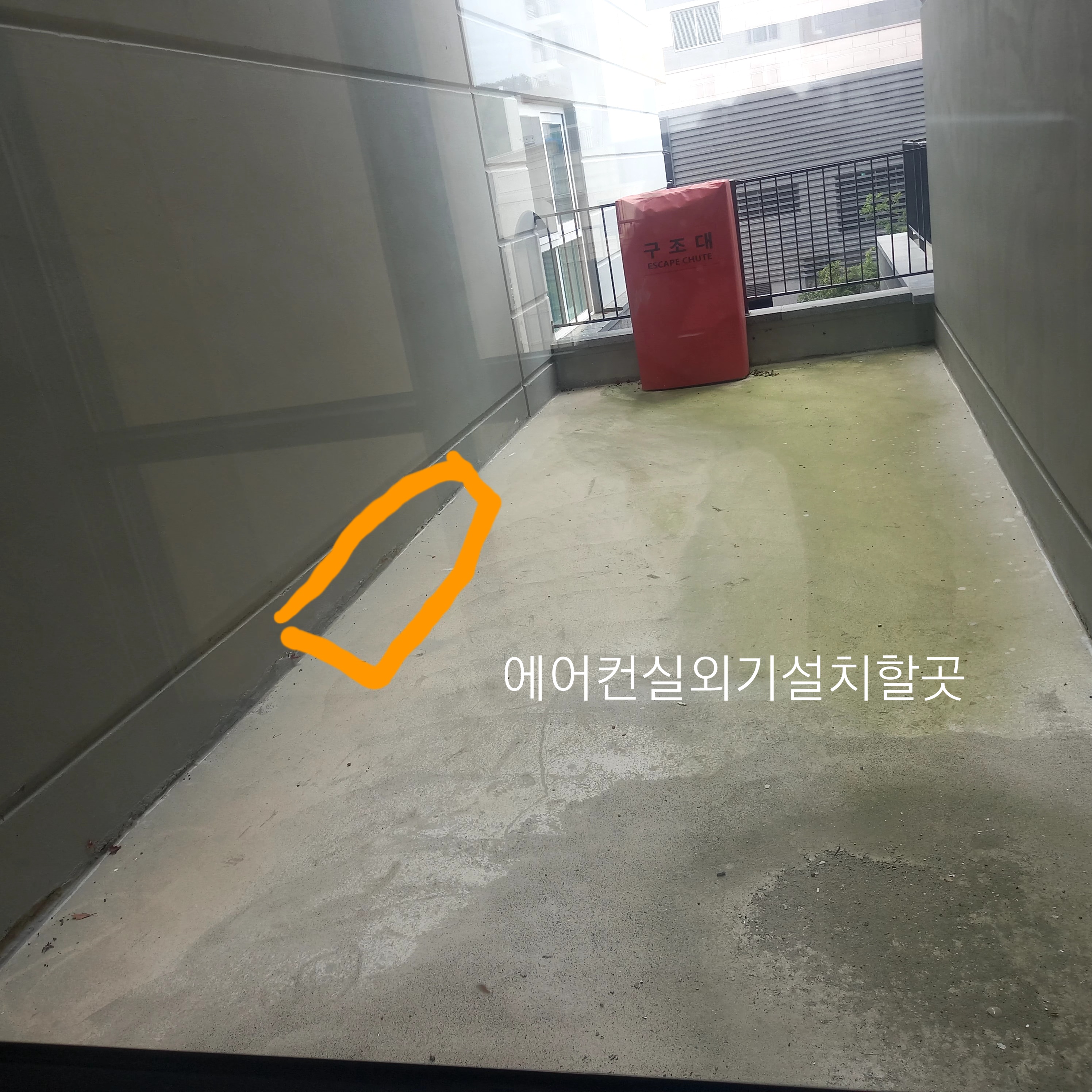 여수시 웅천로 90 베이원파크 입니다.
3.4.5층 전기 EPS실내 통신사 장비 발열로 인한 화재가 우려되어 여러 방안을 업체와 모색하던중,각실에 에어컨을 설치하는게 효율적으로 결론이 나서 현장여건상 에어컨실외기를 사진과 같이 3층 구조대근처에 설치부분이 소방법에 저촉이 되는지 문의드립니다.