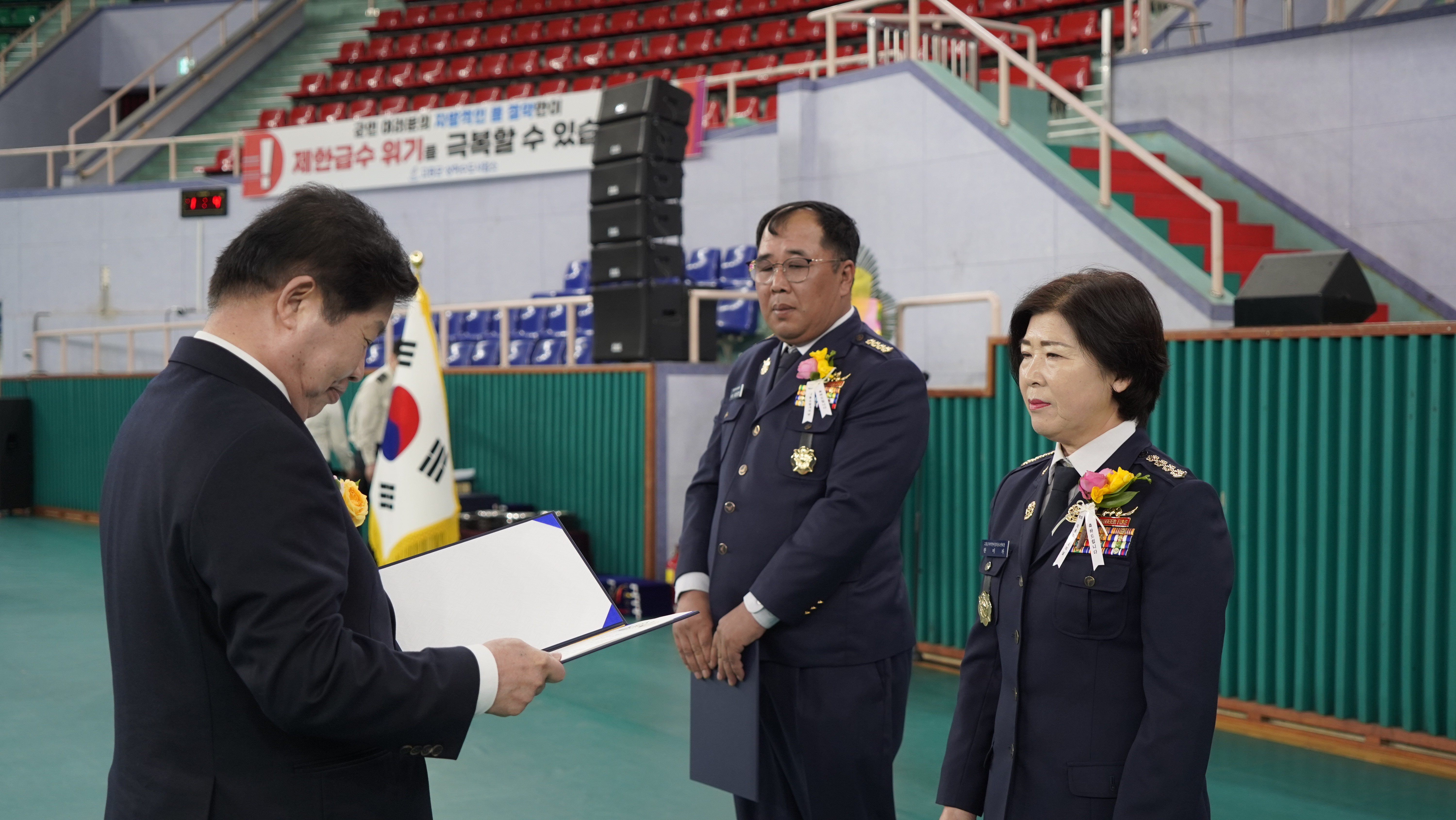 공영민 군수가 국회의원 표창을 수여하고 있다..JPG 이미지입니다.