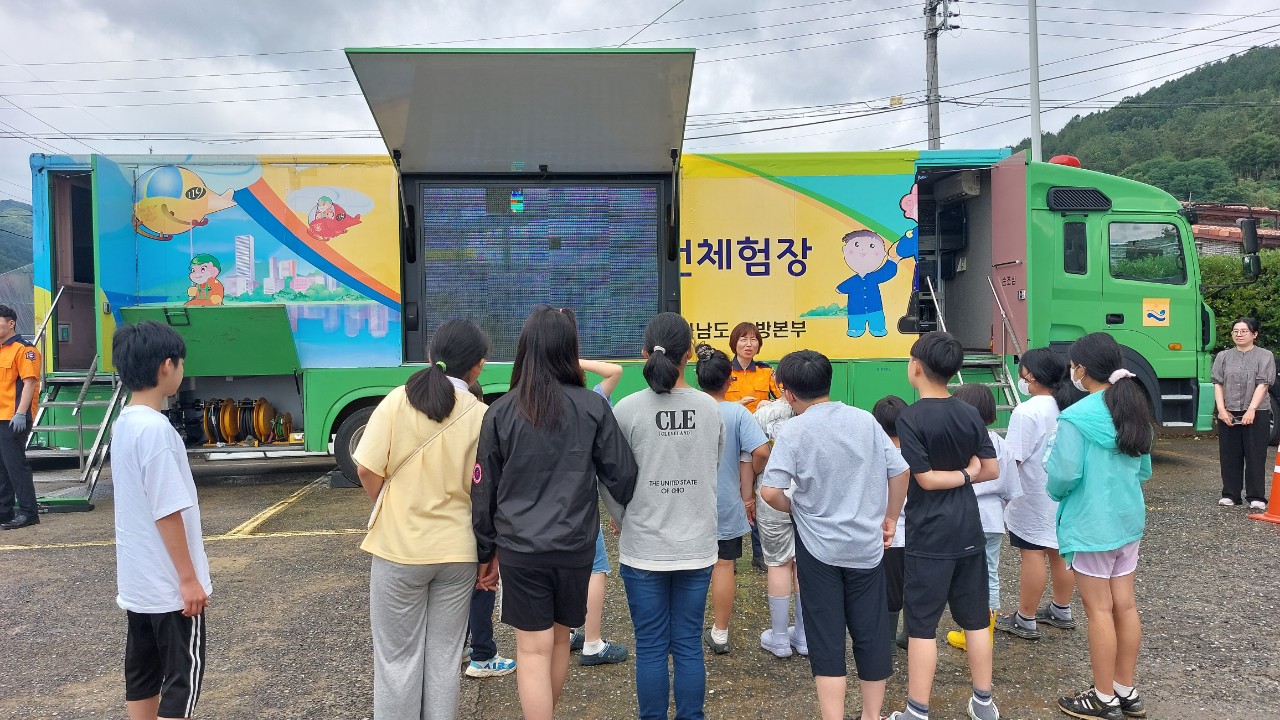 이동안전체험차량 사진.jpg 이미지입니다.
