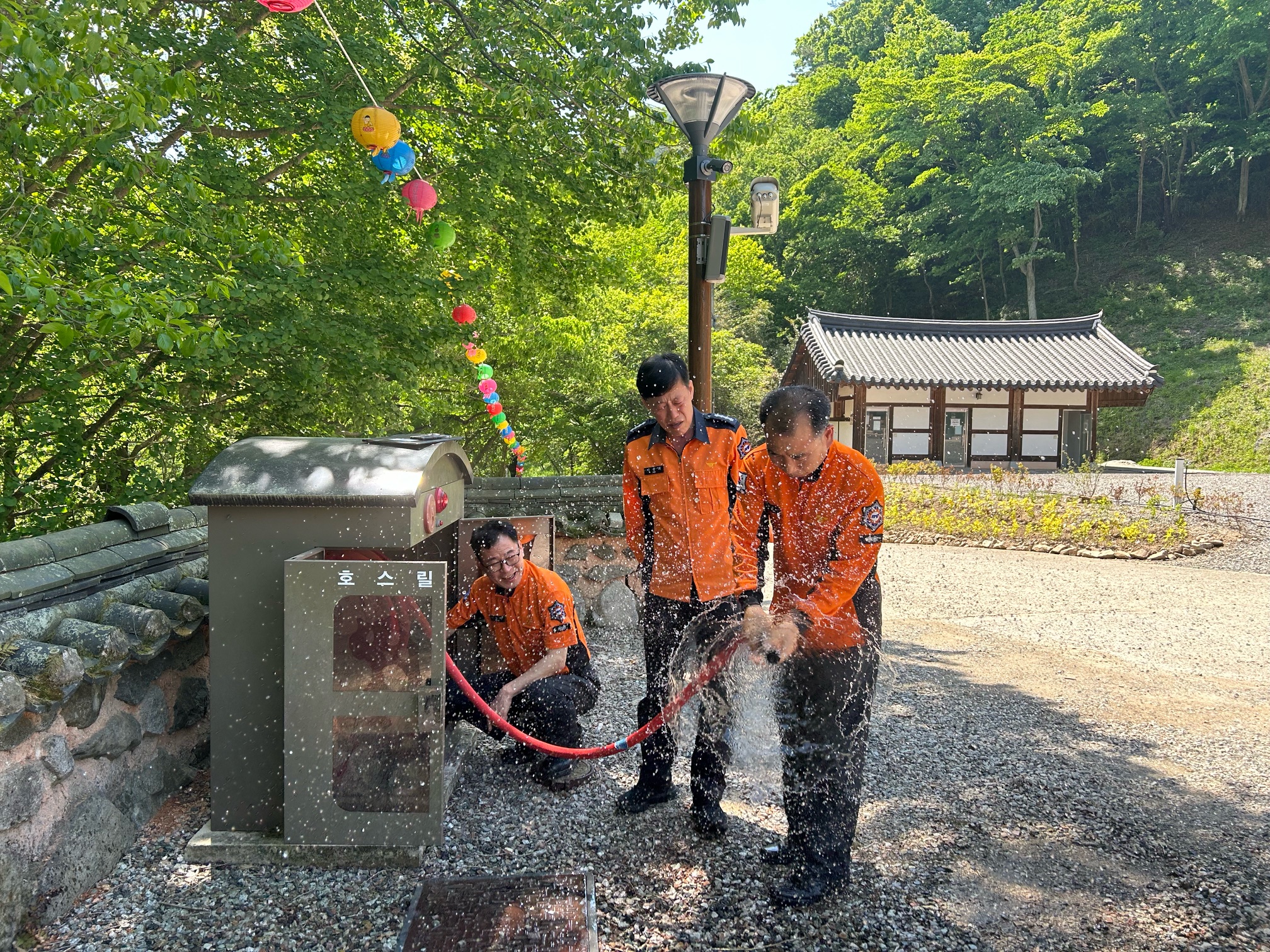 24. 5. 3.화재취약지역(전통사찰) 소방시설 점검 등 (2).jpeg 이미지입니다.